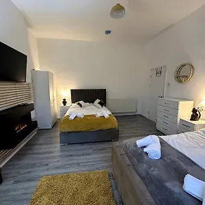 Apartment Stratford - Sleeps Up To 9 Near City Centre With Parking, Birmingham